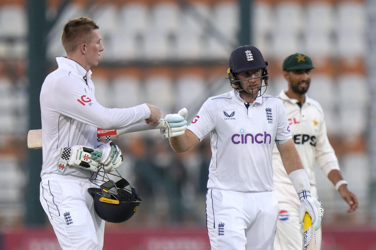 पाकिस्तान ने अपनी पहली पारी में 556 रन बनाए, दिन के अंत तक इंग्लैंड का स्कोर 96/1