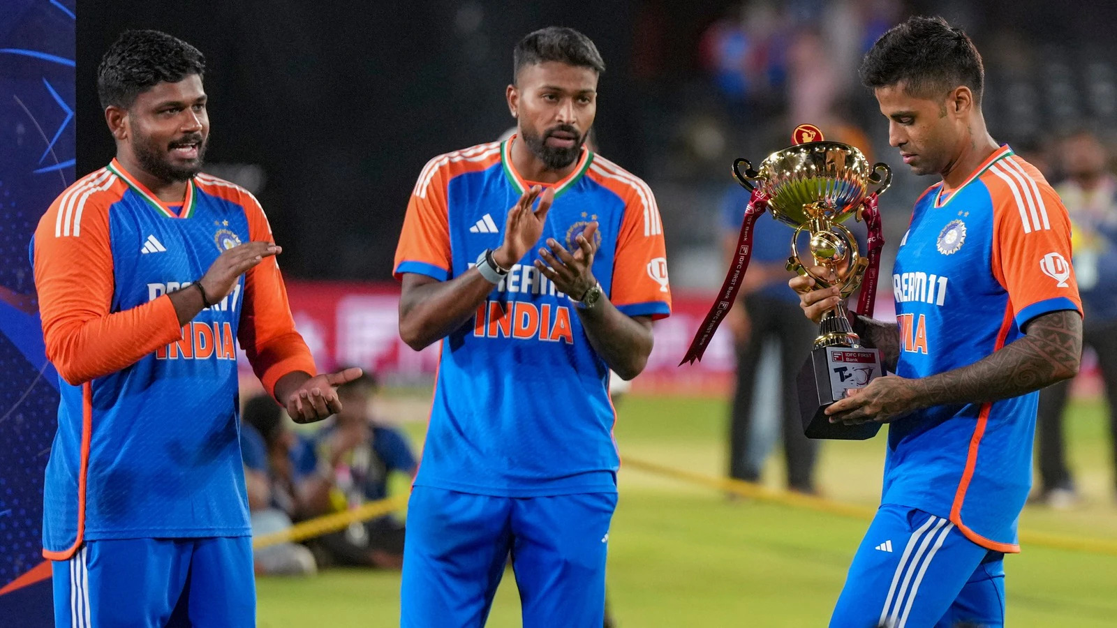 यहां जानें कि तीसरे टी-20 के बाद प्लेयर ऑफ द मैच और प्लेयर ऑफ द सीरीज कौन बना है।