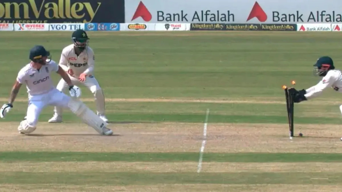 बेन स्टोक्स छक्का मारने गए लेकिन बल्ला हाथ से छूटा और फिर रिजवान ने उड़ा दी गिल्लियां,वीडियो देखें 