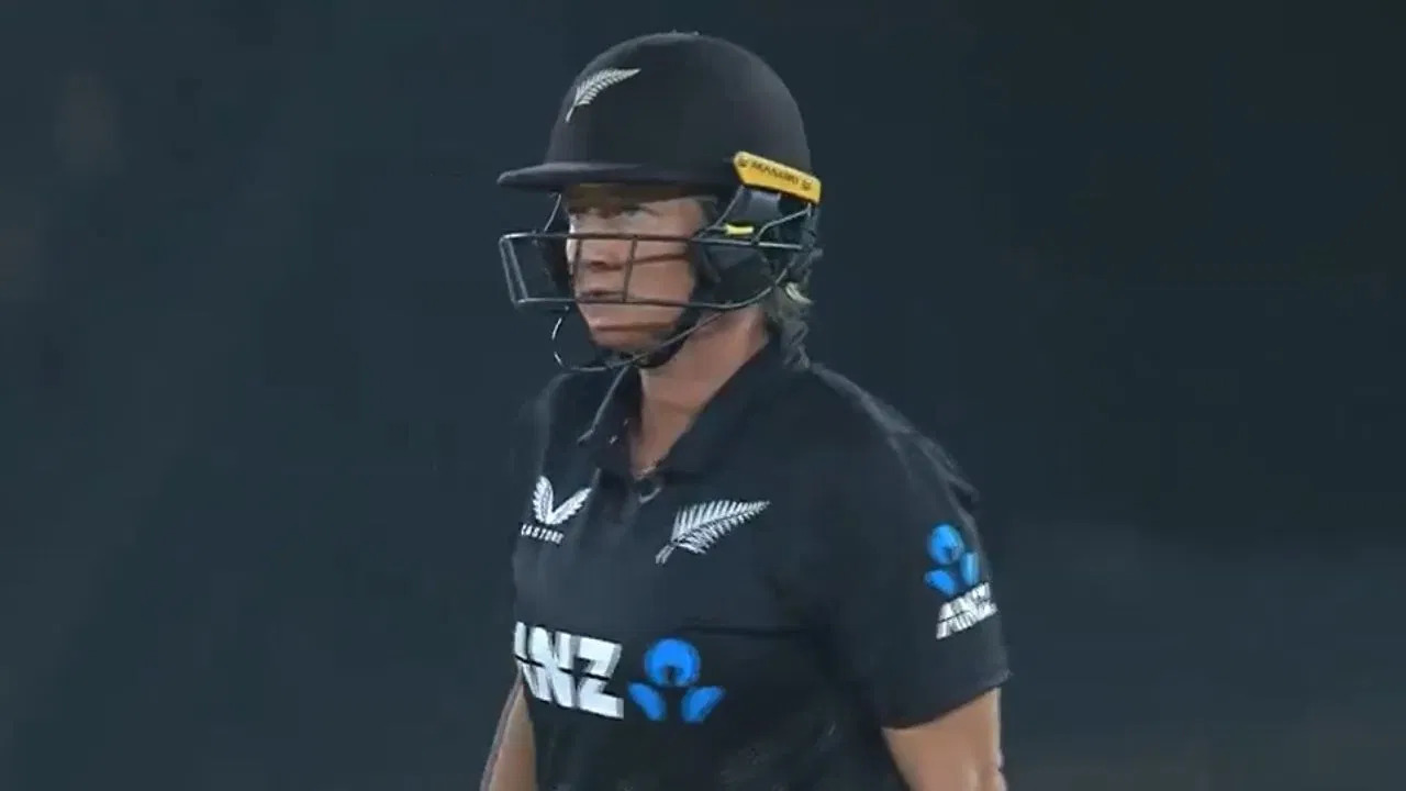 टीम इंडिया के खिलाफ पहले वनडे में सोफी डिवाइन ने गिफ्ट में अपना विकेट दिया,वीडियो देखें