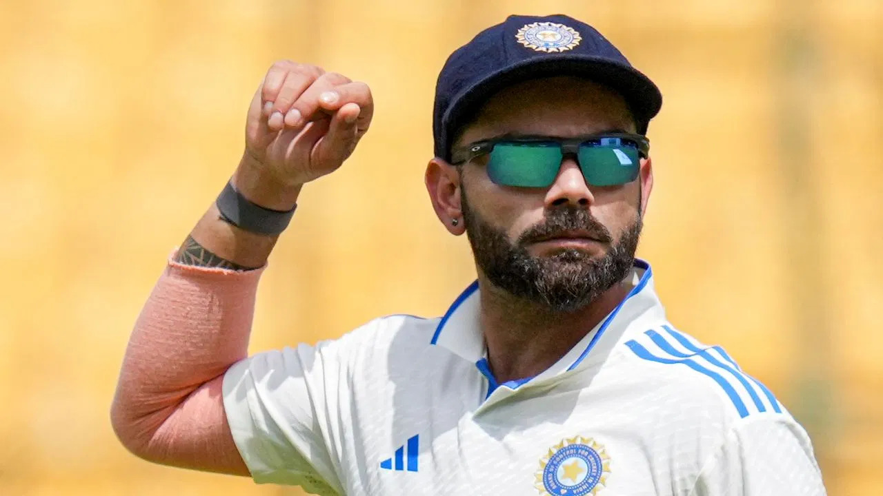 स्टेडियम में विराट के इशारे के बाद शोर तो मचा था लेकिन टीम इंडिया की हार देख  प्रशंसक मायूस हो गए