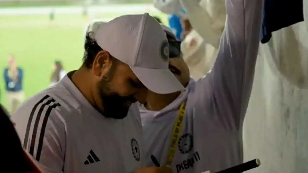 प्रशंसक का 10 साल पुराना सपना पूरा हुआ, रोहित शर्मा का ऑटोग्राफ आखिरकार मिल ही गया ,आप भी वीडियो देखें