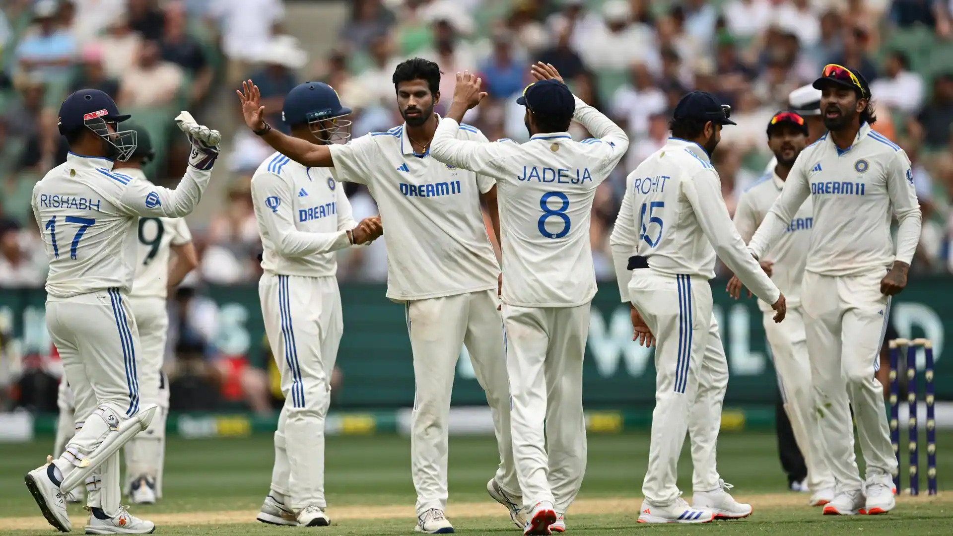 भारत ने पहले दिन बॉक्सिंग डे टेस्ट मैच में छह विकेट चटकाए, ऑस्ट्रेलिया का स्कोर 300 के पार पंहुचा 