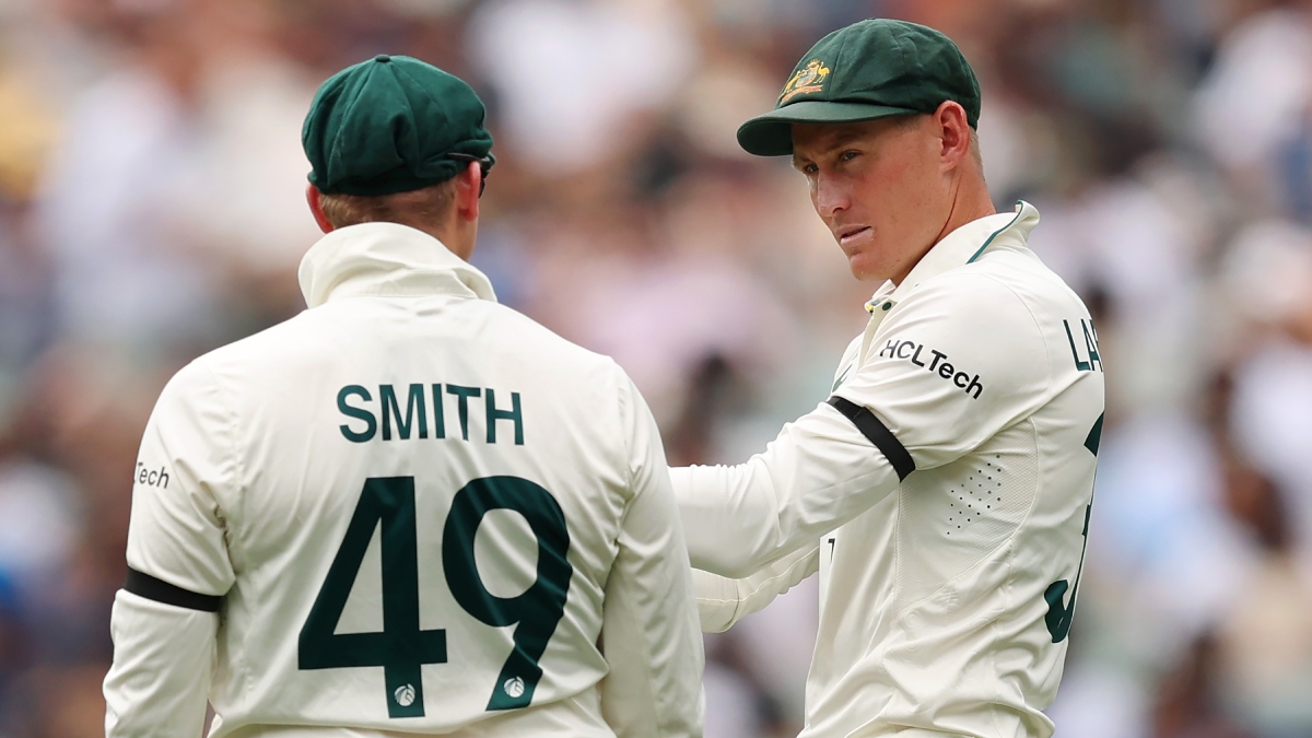 ऑस्ट्रेलियाई खिलाड़ी पिंक बॉल टेस्ट में हाथ पर काली पट्टी बांधकर क्यों उतरे हैं? जानें मुख्य कारण