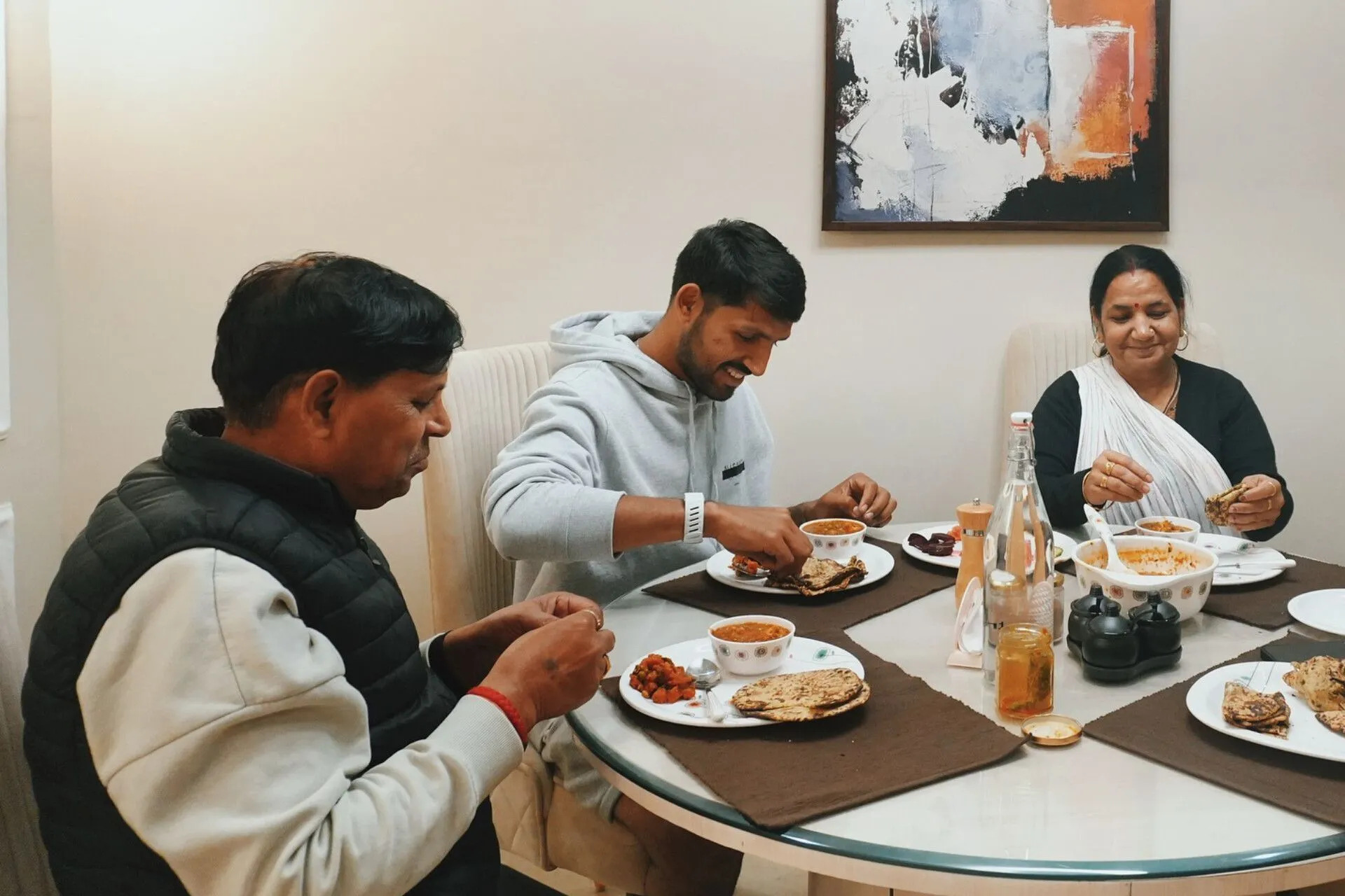 BGT सीरीज खत्म होने के बाद ध्रुव जुरेल परिवार संग समय बिता रहे हैं - ‘पापा के हाथ का खाना, मां के हाथ से’ 