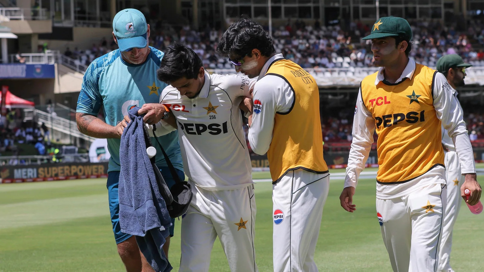 सैम अयूब को पाकिस्तान क्रिकेट बोर्ड ने इलाज के लिए तुरंत लंदन भेजा, चैंपियंस ट्रॉफी दांव पर है 