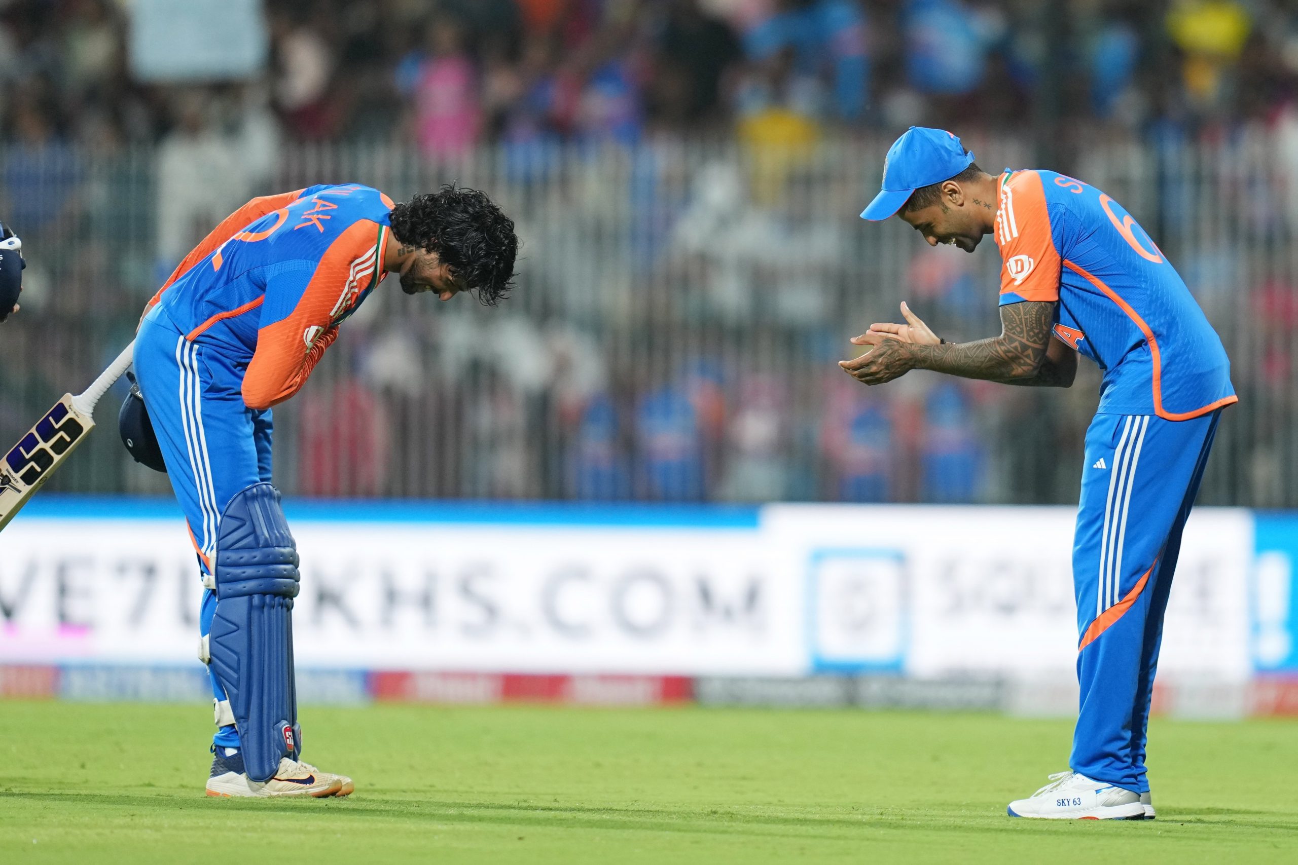 तिलक वर्मा के आगे सूर्यकुमार यादव ने सिर झुकाया, वीडियो ने दिल जीत लिया 