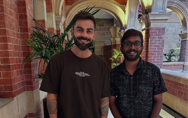 विराट कोहली फैंस से मिलने नंगे पांव पहुंचे, इंटरनेट पर तस्वीर वायरल हो रही है