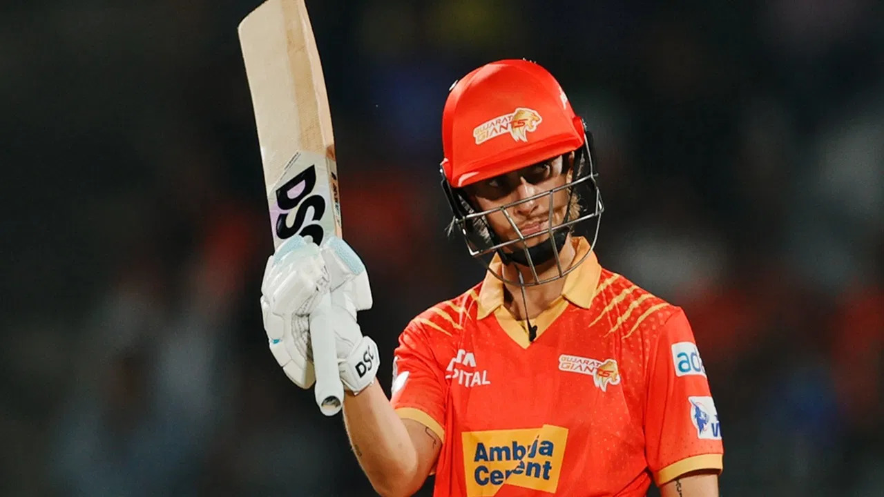 WPL 2025: वडोदरा में एशले गार्डनर ने तबाही मचाई, प्रेमा रावत को लगातार तीन गगनचुंबी छक्के जड़े, आप भी वीडियो देखें 