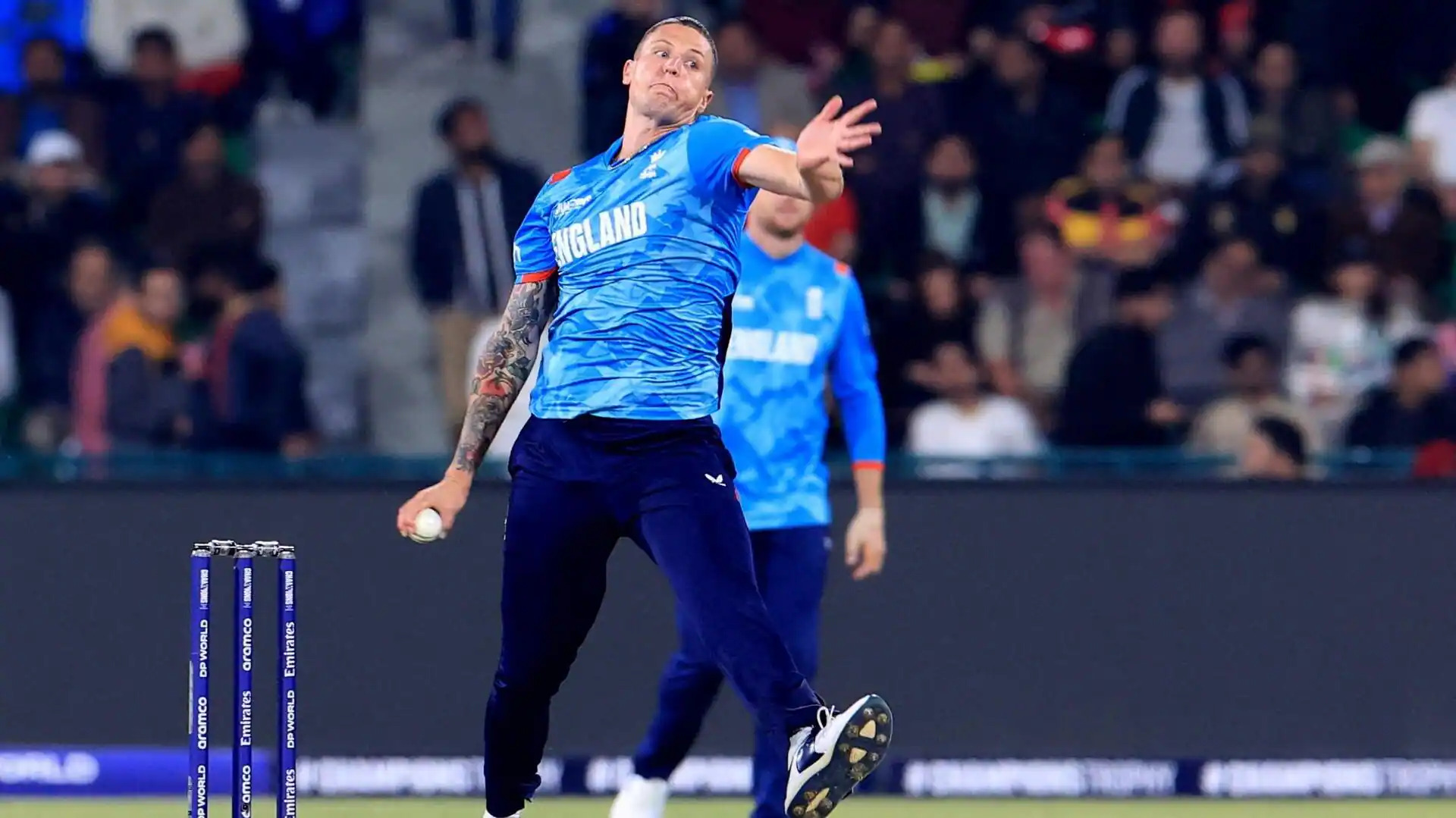 इंग्लैंड को चैंपियंस ट्रॉफी के बीच में बड़ा झटका लगा, स्टार ऑलराउंडर ब्रायडन कार्स टूर्नामेंट से बाहर हुए