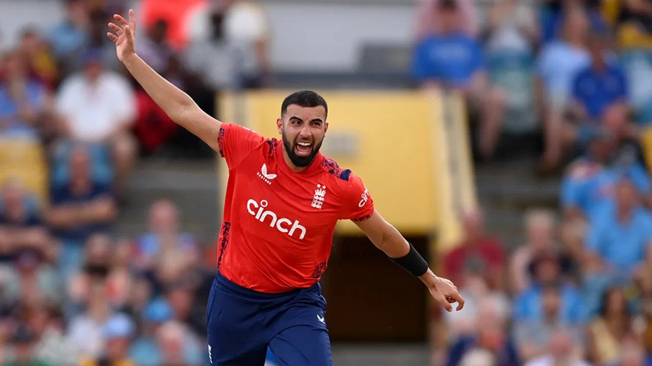 एक ही ओवर में 3 विकेट लेकर सीरीज का पहला मैच खेल रहे साकिब महमूद ने टीम इंडिया का टाॅप ऑर्डर बिखेरा 