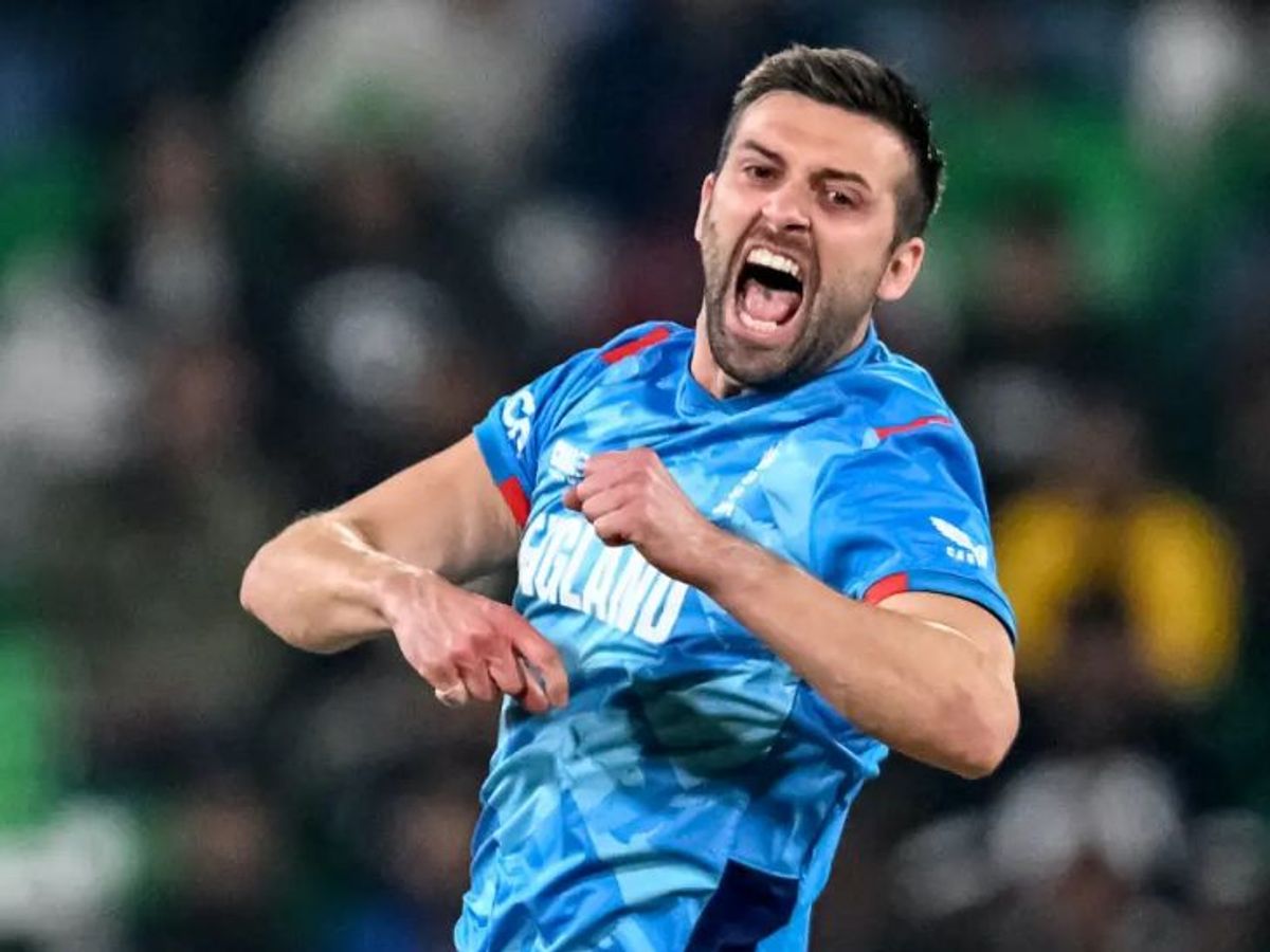 घुटने की सर्जरी के बाद मार्क वुड चार महीने तक क्रिकेट से दूर रहेंगे।