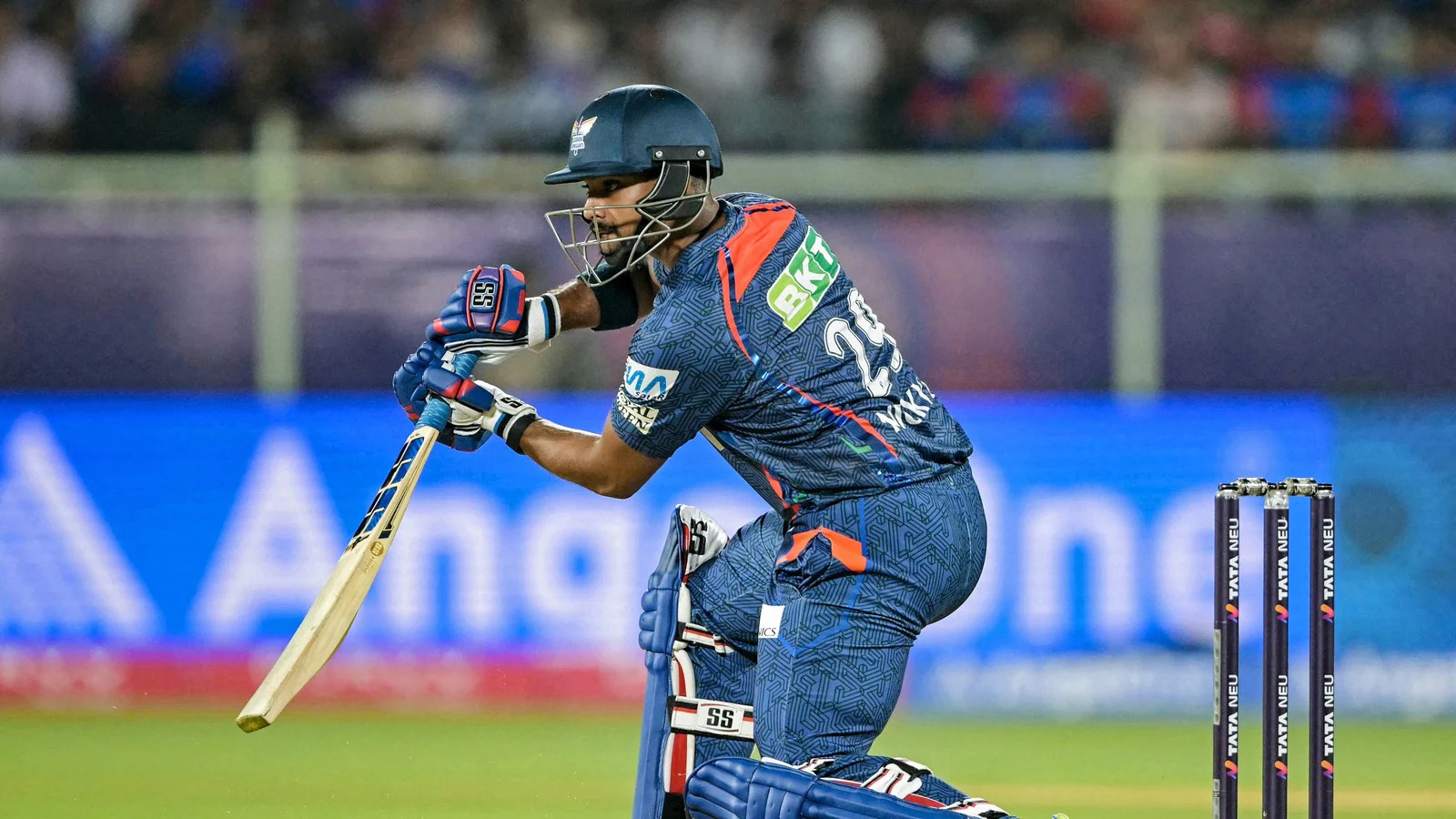 ये क्या! धाकड़ पारी खेलने के बाद भी निकोलस पूरन टीम बस में माफी मांगते हुए नजर आए