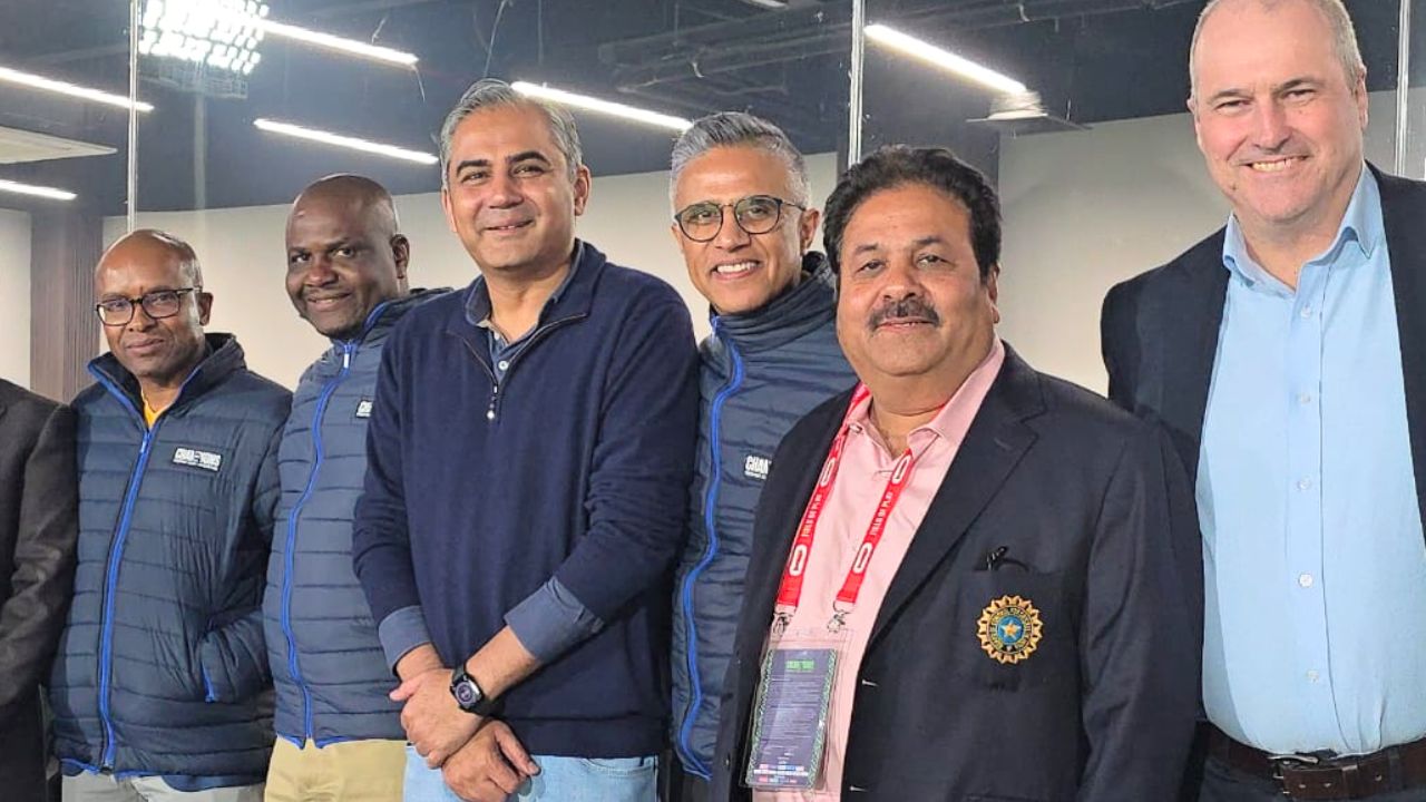 बीसीसीआई उपाध्यक्ष राजीव शुक्ला चैंपियंस ट्राॅफी का दूसरा सेमीफाइनल मैच देखने लाहौर पहुंचे, वीडियो देखें 