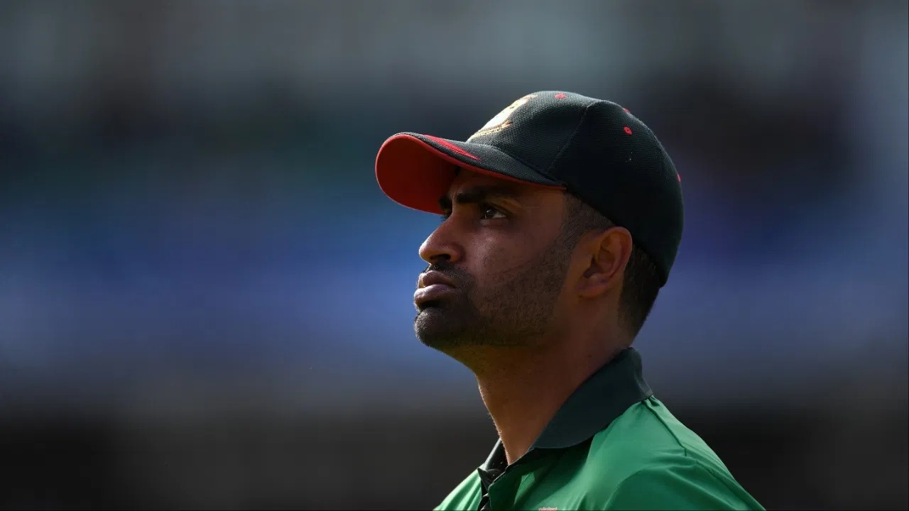 बांग्लादेश के दिग्गज खिलाड़ी तमीम इकबाल को मैच के दौरान हार्ट अटैक आया, आनन फानन में अस्पताल पहुंचाया 