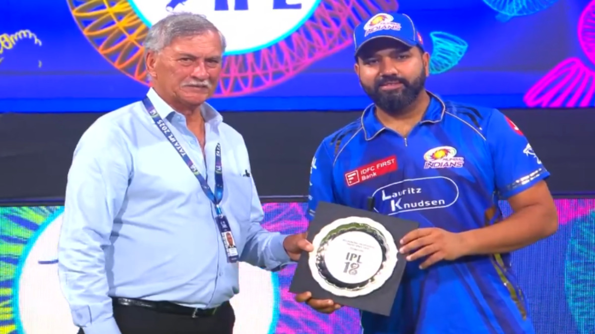 IPL 2025: मुंबई इंडियंस के रोहित शर्मा को 18 सीजन लगातार आईपीएल खेलने के लिए स्पेशल मूमेंटो मिला, वीडियो देखें 