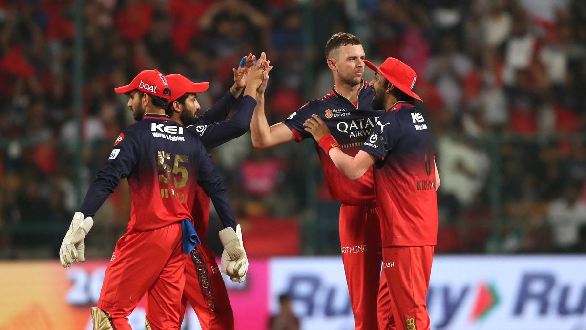 IPL 2025: RCB ने अपने घर में हार का सिलसिला तोड़ा, राजस्थान रॉयल्स को जोश हेजलवुड की शानदार गेंदबाजी की वजह से हराया