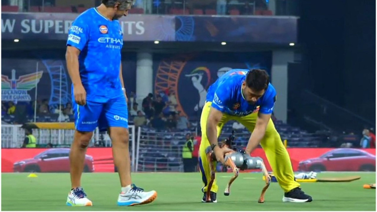 IPL 2025: आईपीएल के नए रोबोटिक डाॅग को एमएस धोनी ने बीच मैदान उल्टा किया, वायरल वीडियो देखें 