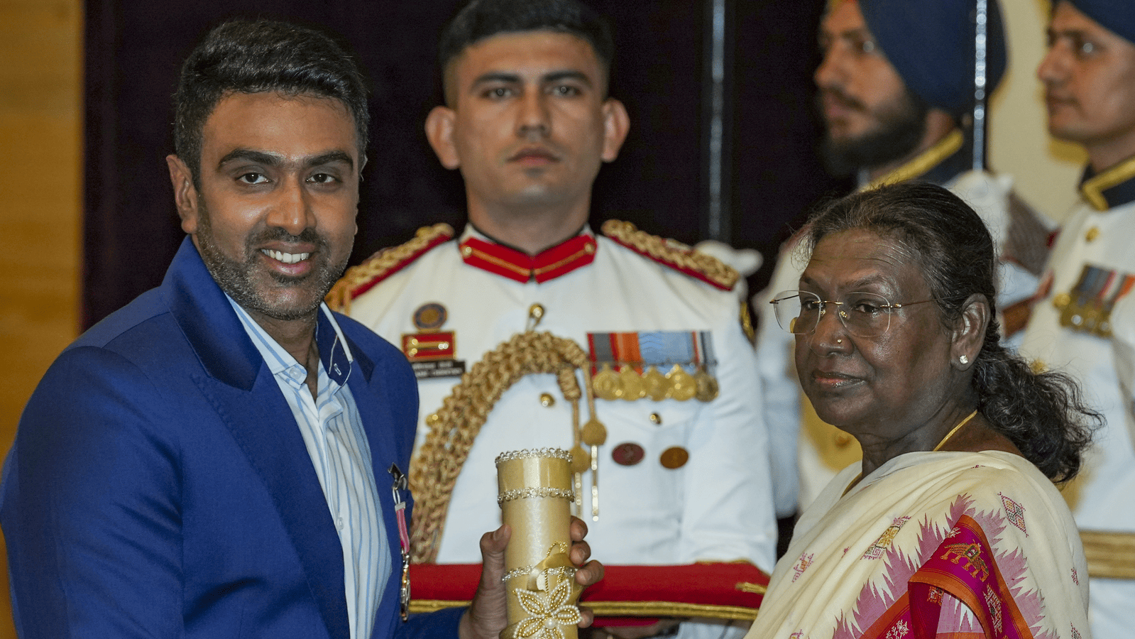 भारत की राष्ट्रपति द्रौपदी मुर्मू ने रविचंद्रन अश्विन को पद्मश्री से सम्मानित किया