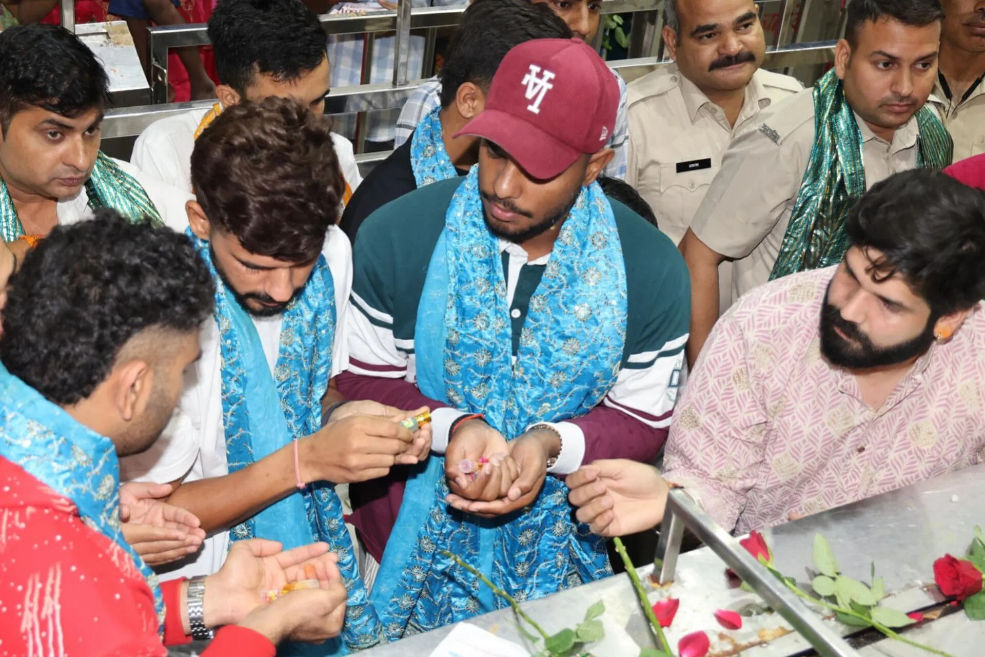 RCB टीम के खिलाड़ियों ने एक खास मंदिर के दर्शन किए, खुद यश दयाल ने तस्वीरें शेयर की 