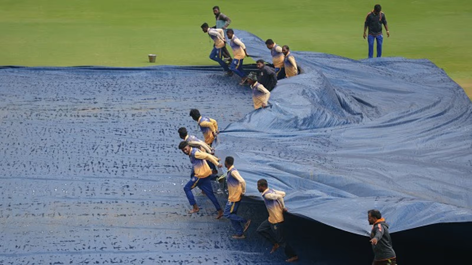 मुंबई इंडियंस बनाम डीसी मुकाबले पर बारिश का साया, अगर मैच रद्द हुआ तो प्लेऑफ में कौन पहुंचेगा?