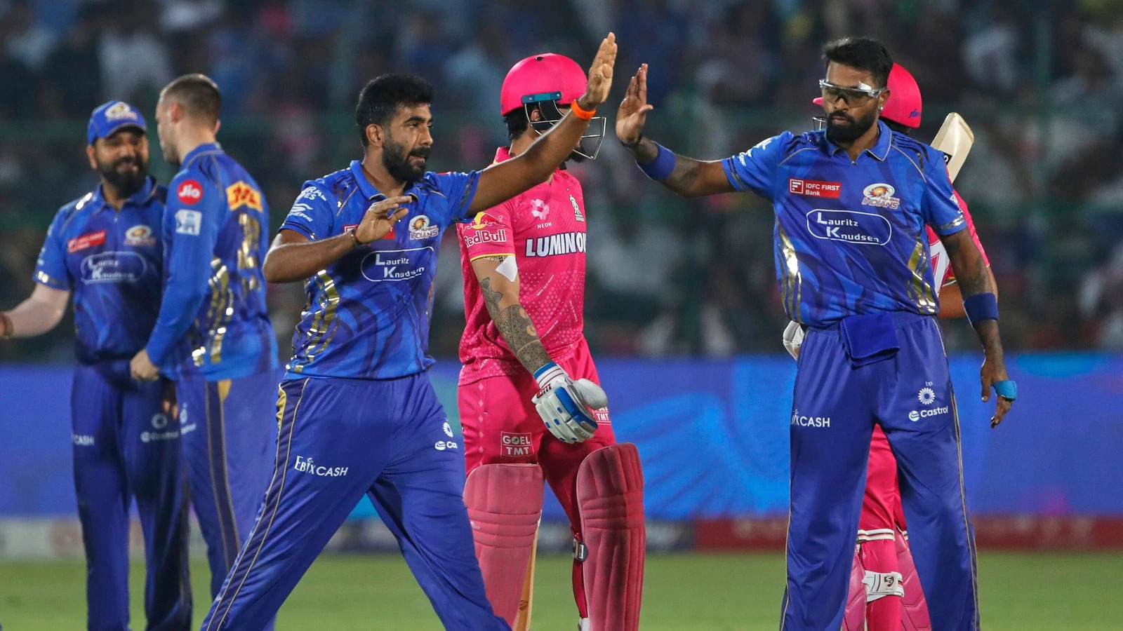 IPL 2025: राजस्थान रॉयल्स ने मुंबई इंडियंस के खिलाफ मैच के लिए अपनी प्लेइंग XI में दो बड़े बदलाव किए, हसरंगा और संदीप शर्मा बाहर हुए 