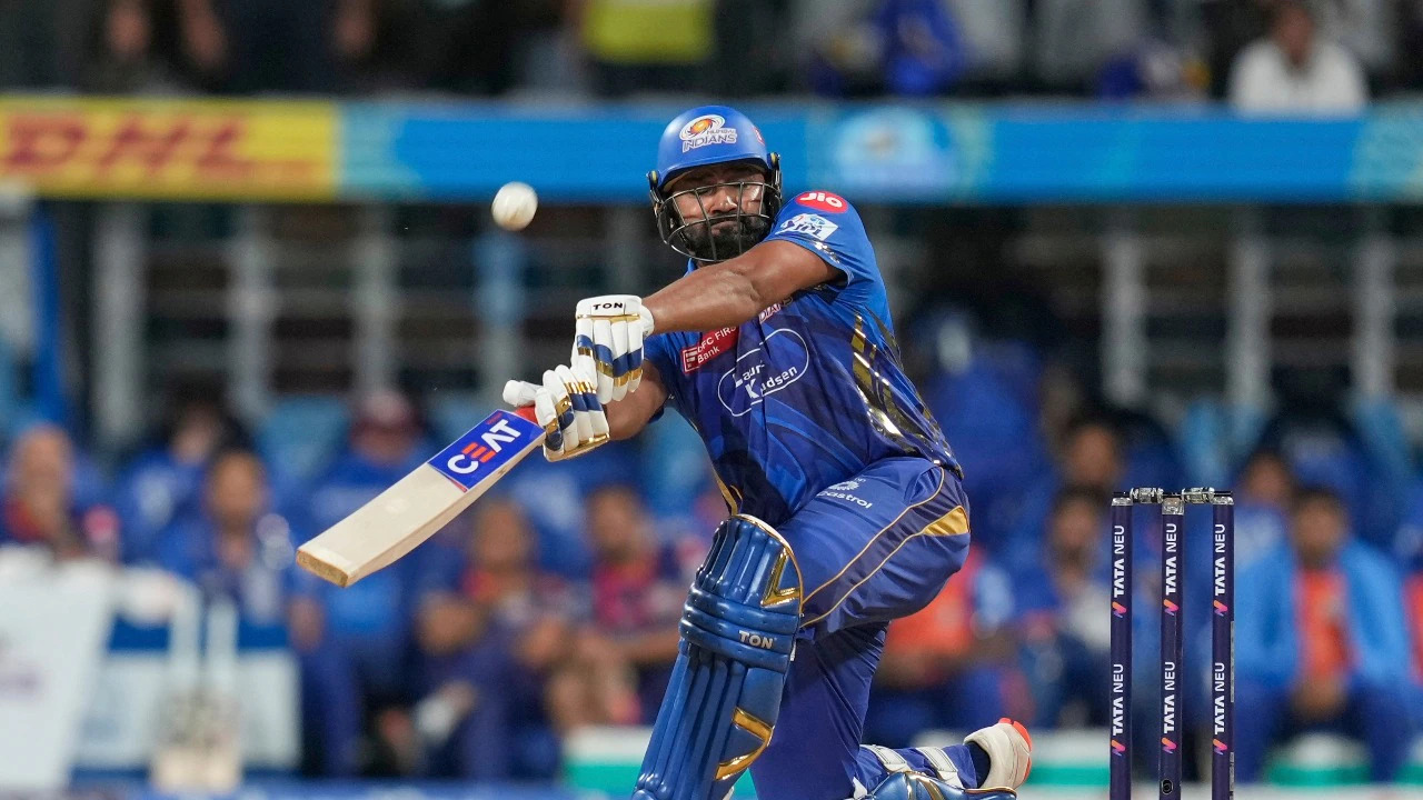 IPL 2025: अरशद खान ने इनफाॅर्म रोहित शर्मा को बेहतरीन गेंद पर कैच आउट कराया, वीडियो देखें 