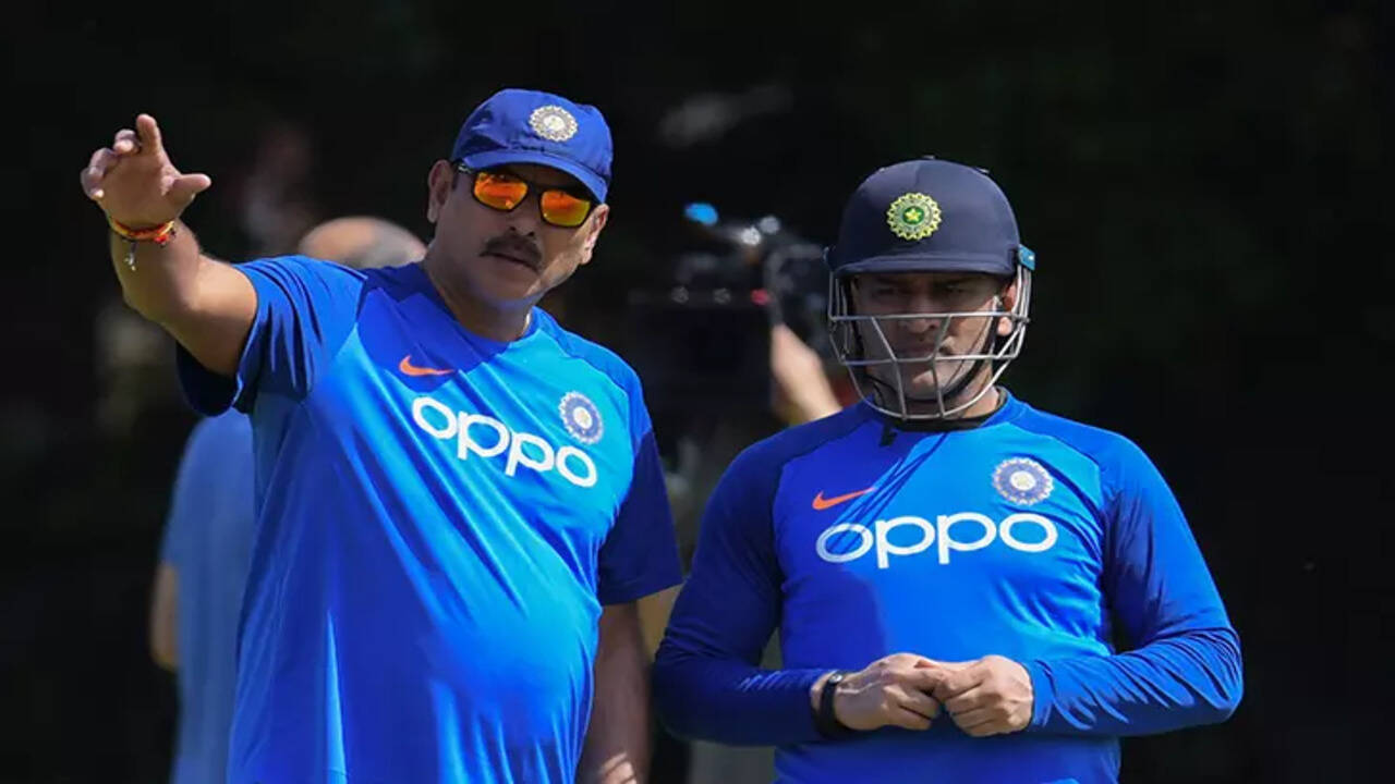रवि शास्त्री ने एमएस धोनी की प्रशंसा करते हुए कहा - ‘उनके हाथ तो पॉकेटमार से भी तेज चलते हैं’