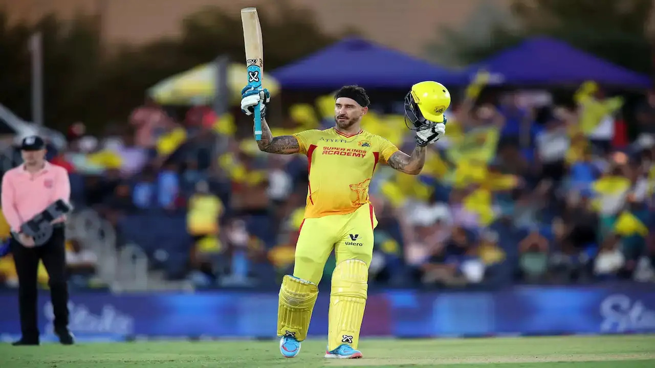 फाफ डुप्लेसिस ने शतक जड़कर इतिहास रचा, ऐसा करने वाले दुनिया के पहले खिलाड़ी बने