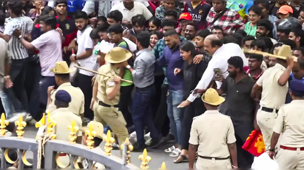 बेंगलुरू भगदड़ में बचे व्यक्ति ने आरसीबी, केएससीए और डीएनए एजेंसी के खिलाफ मामला दर्ज कराया