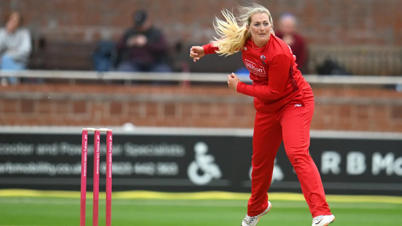 सोफी एक्लेस्टोन अपने स्वास्थ्य पर ध्यान देने के लिए घरेलू क्रिकेट से ब्रेक लेंगी