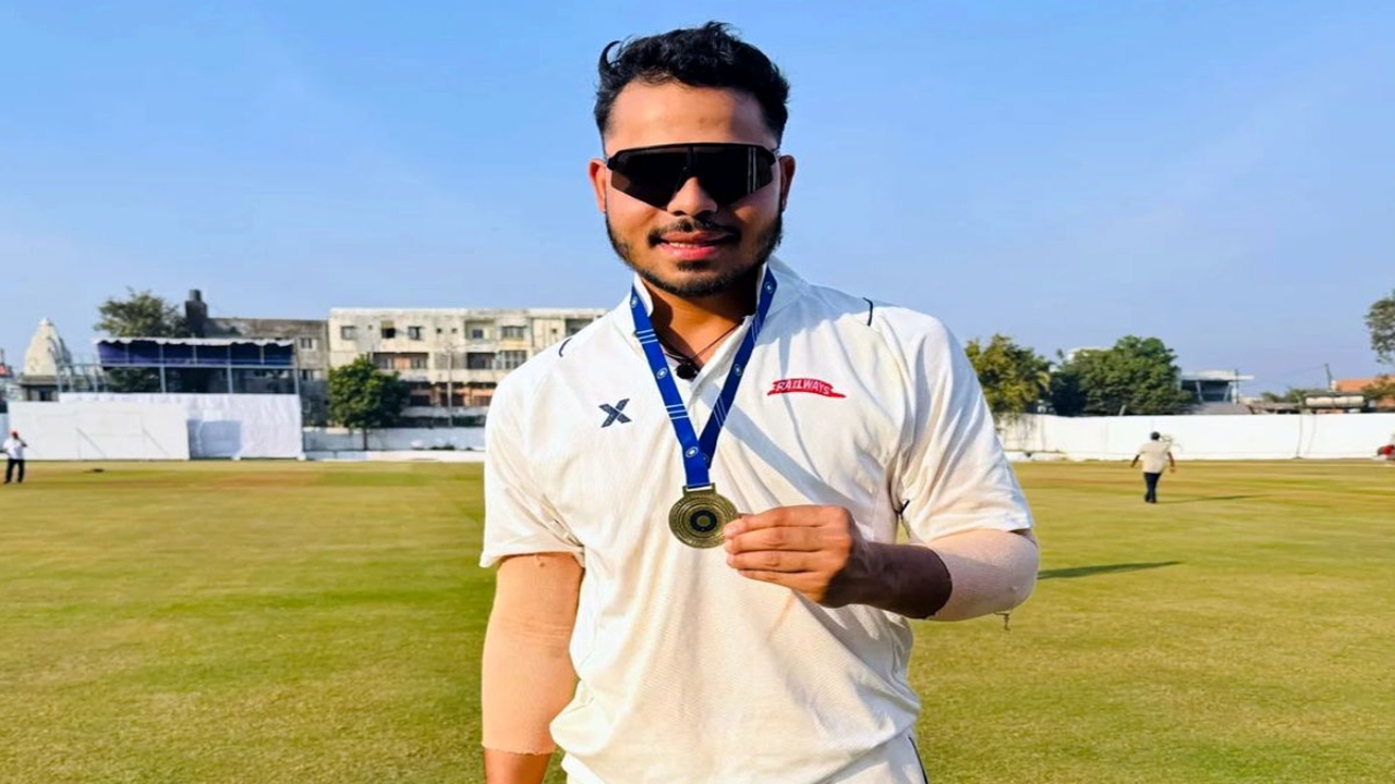 डीसी स्टार आशुतोष शर्मा ने 70 गेंदों पर इंग्लिश क्लब क्रिकेट में पदार्पण करते हुए शतक जड़ा