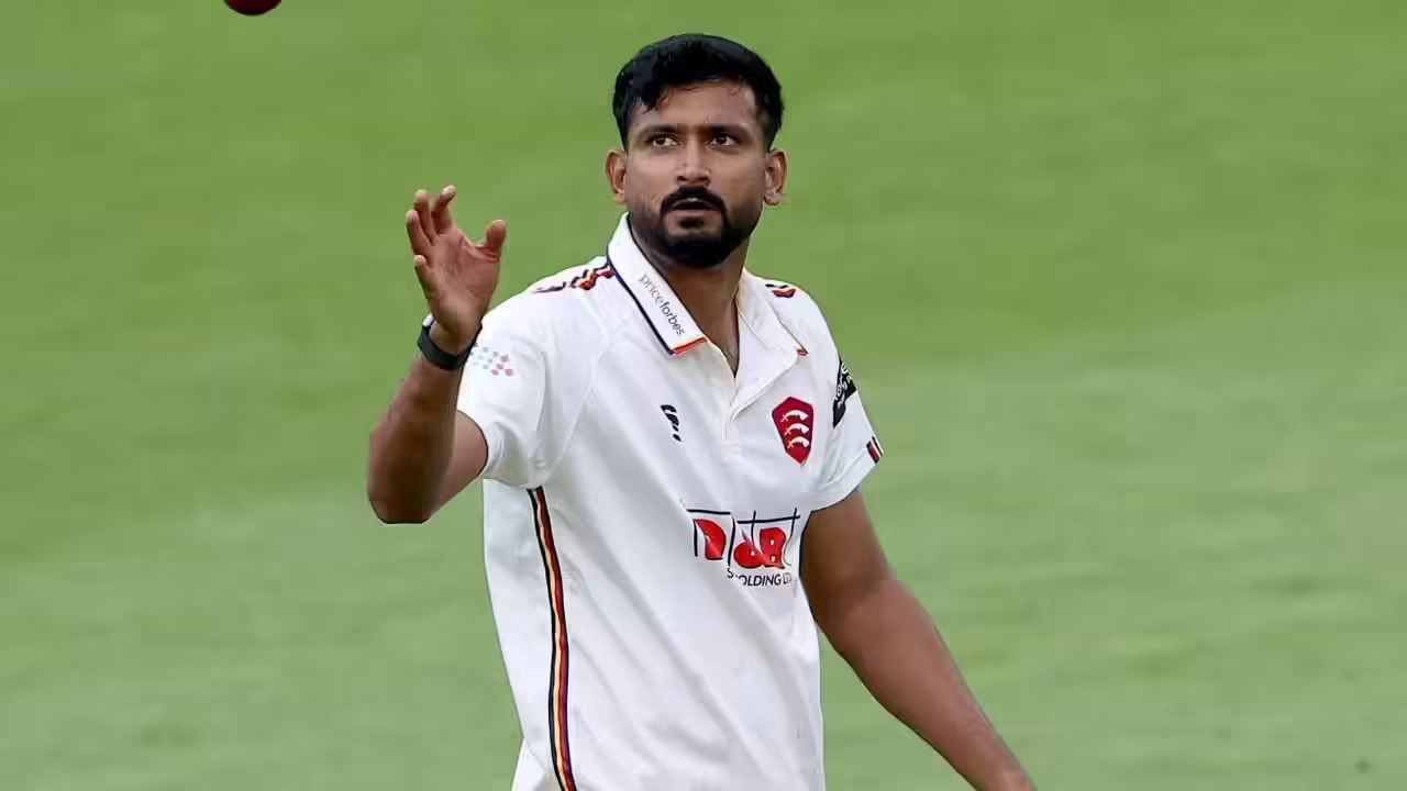 खलील अहमद व्यक्तिगत कारणों से एसेक्स में अपना कार्यकाल बीच में ही छोड़कर स्वदेश लौट आए