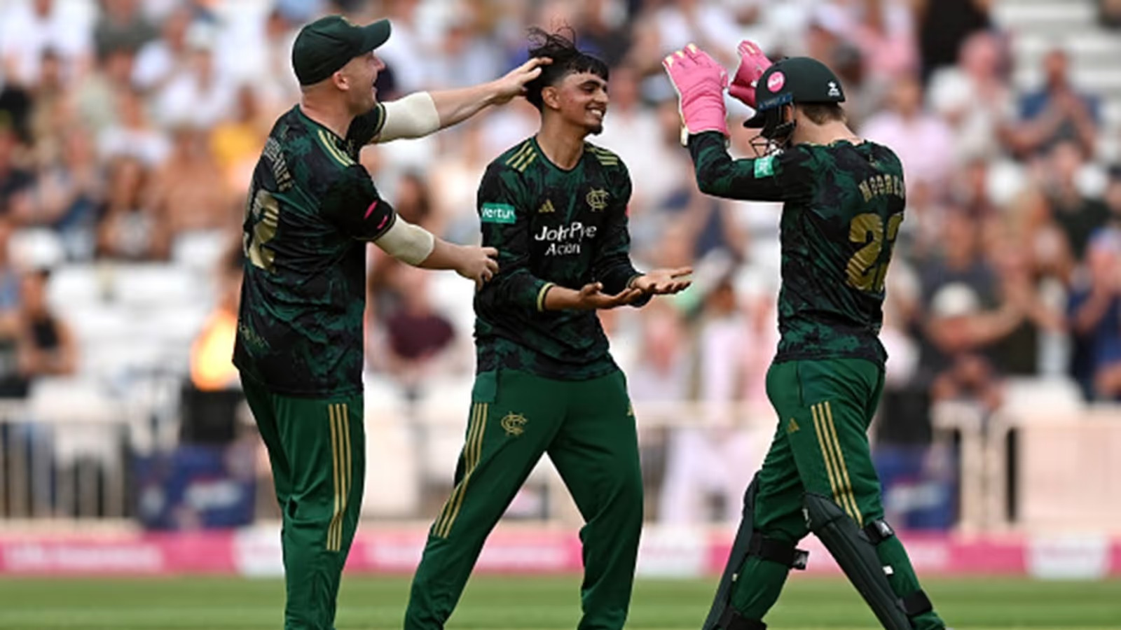 विटैलिटी ब्लास्ट 2025: फरहान अहमद ने लंकाशायर के खिलाफ शानदार हैट्रिक और पांच विकेट लिए