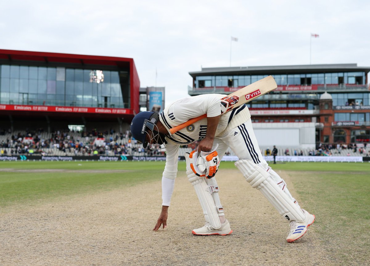 ENG vs IND 2025: मैनचेस्टर की पिच को चूमकर रवींद्र जडेजा ने कड़े मुकाबले में ड्रॉ का जश्न मनाया