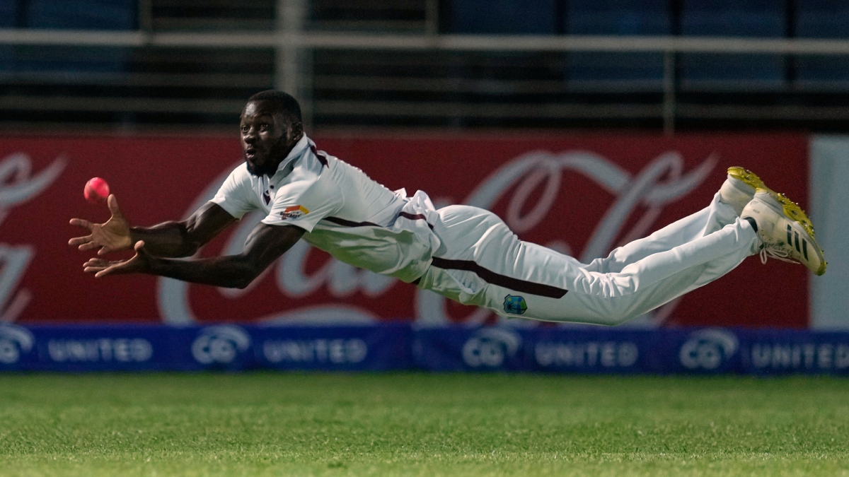 WI vs AUS 2025: एंडरसन फिलिप के सुपर कैच से ट्रैविस हेड आउट हुए, ऑस्ट्रेलिया की पहली पारी 225 रनों पर सिमटी