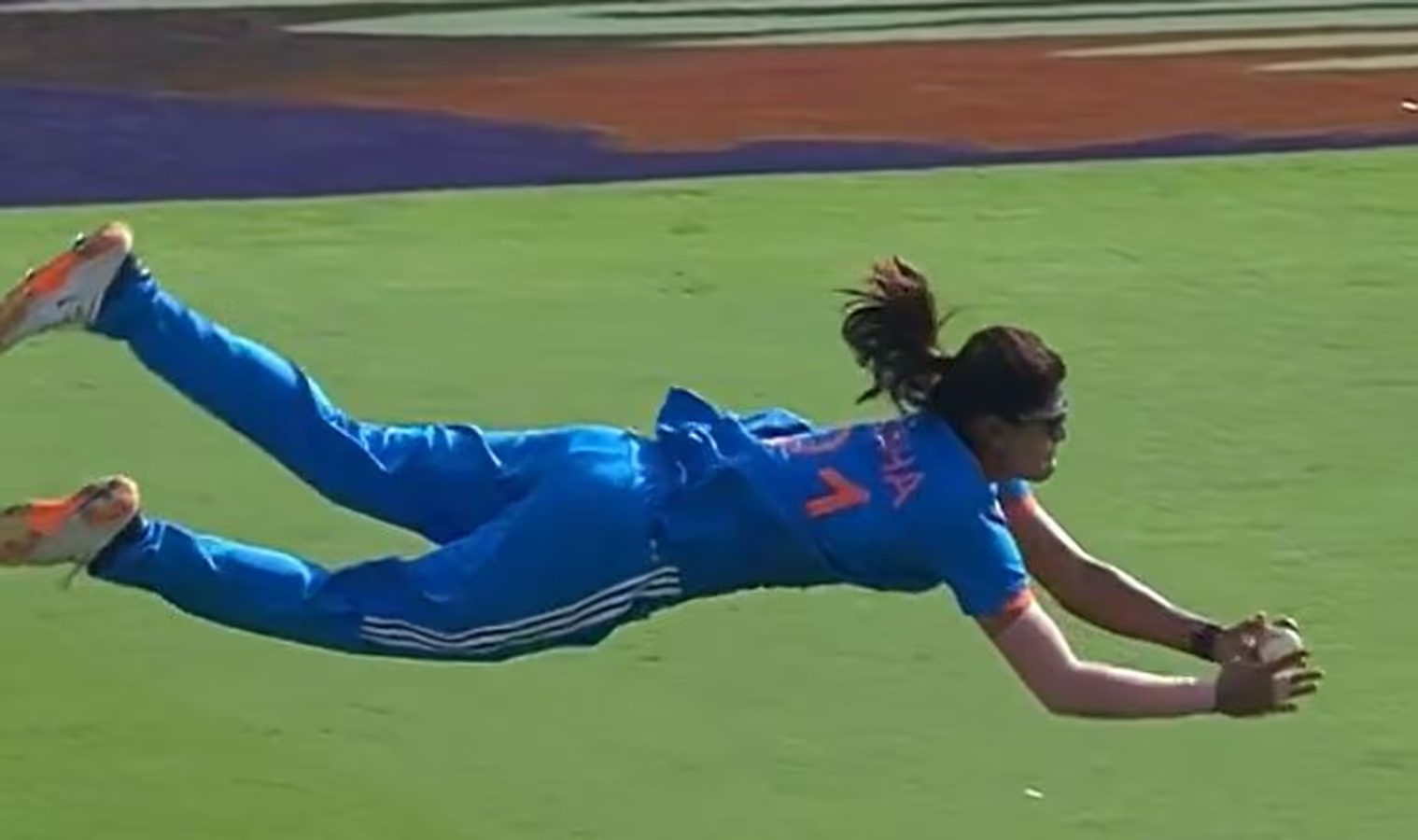 ENG-W vs IND-W 2025: राधा यादव ने ऐमी जोन्स का कैच सुपरमैन की तरह पकड़ा, वीडियो देखें