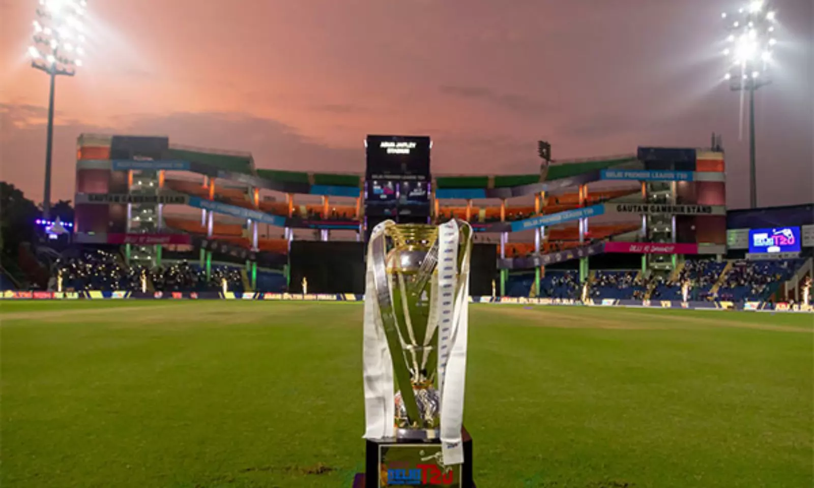 साउथ दिल्ली सुपरस्टार्ज़ और ईस्ट दिल्ली राइडर्स ने डीपीएल 2025 के पहले मैच में धमाकेदार शुरुआत की