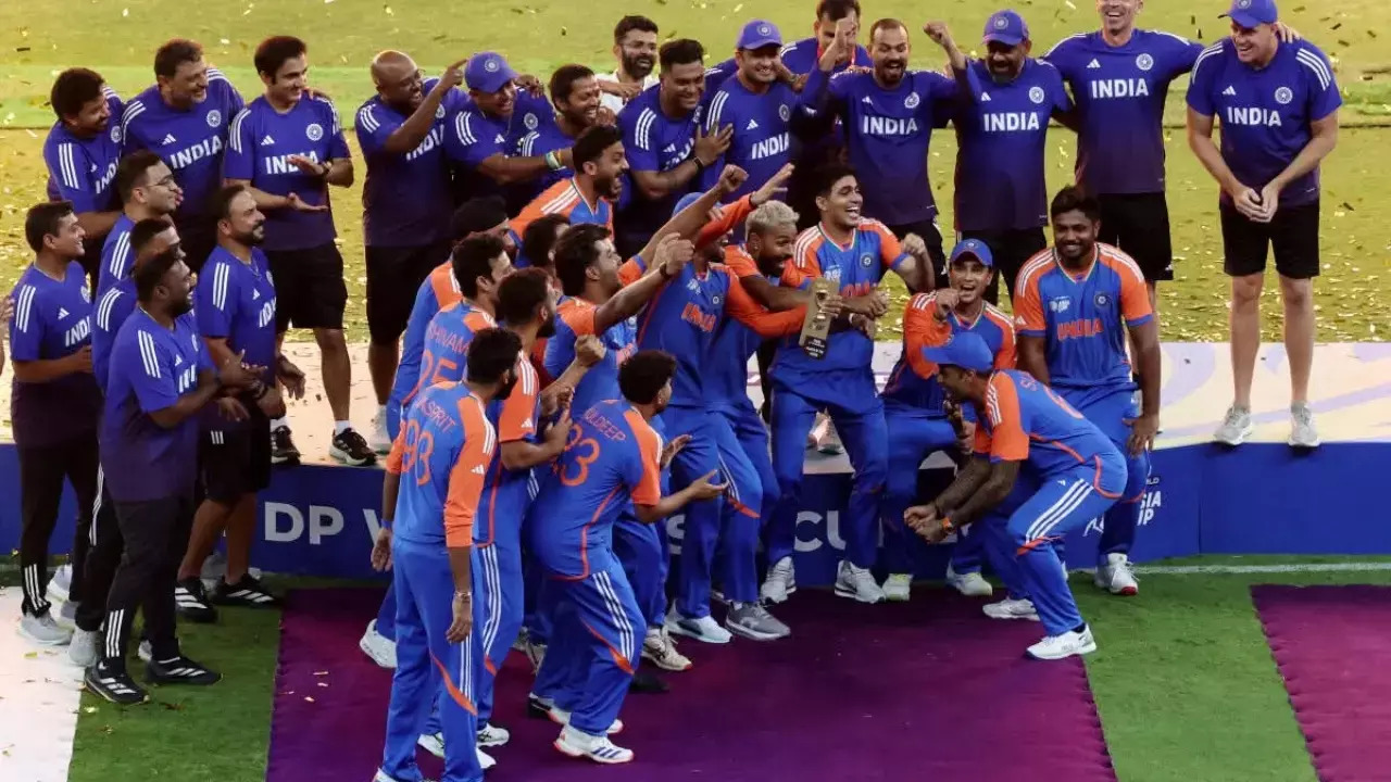 Asia Cup 2025: सूर्यकुमार ने ट्रॉफी विवाद पर दी बड़ी प्रतिक्रिया - 'असली ट्रॉफी सहयोगी स्टाफ की कड़ी मेहनत का फल है' 