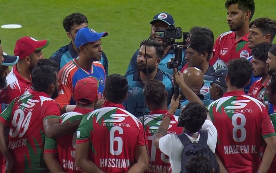 Asia Cup 2025: सूर्यकुमार यादव ने मैच के बाद ओमान टीम के साथ हाथ मिलाते हुए ज्ञानवर्धक बातें साझा कीं 