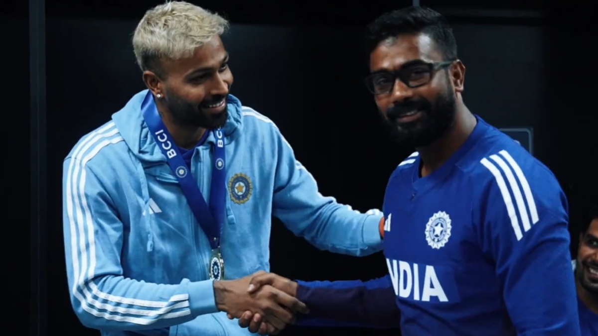 Asia Cup 2025: हार्दिक पांड्या ने ट्रेनिंग असिस्टेंट को अपना इम्पैक्ट प्लेयर मेडल दिया 