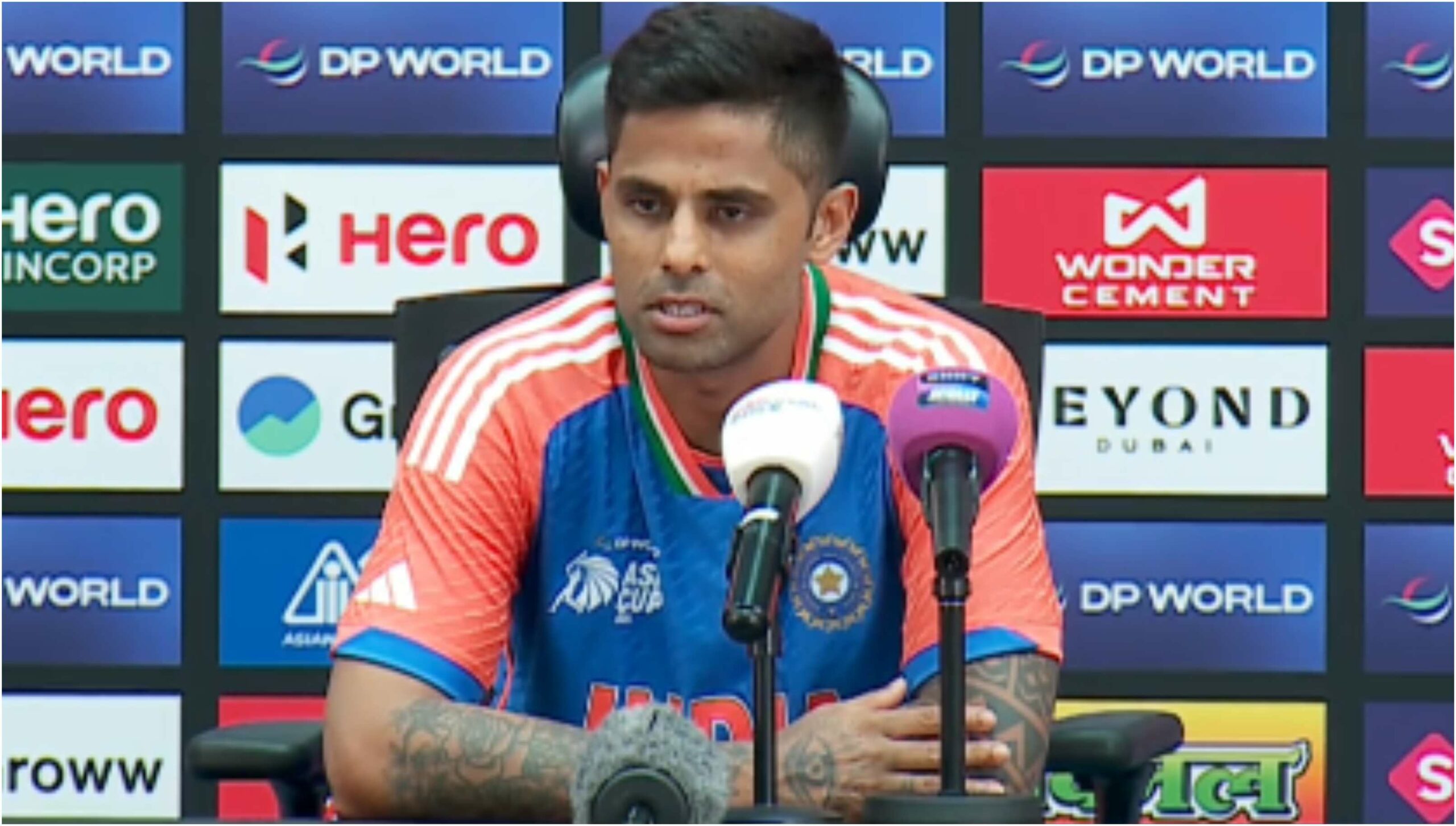 Asia Cup 2025:  सूर्यकुमार यादव ने भारत के पाकिस्तान से हाथ न मिलाने पर बयान दिया – ‘कुछ चीजें खेल भावना से भी ऊपर होती हैं’