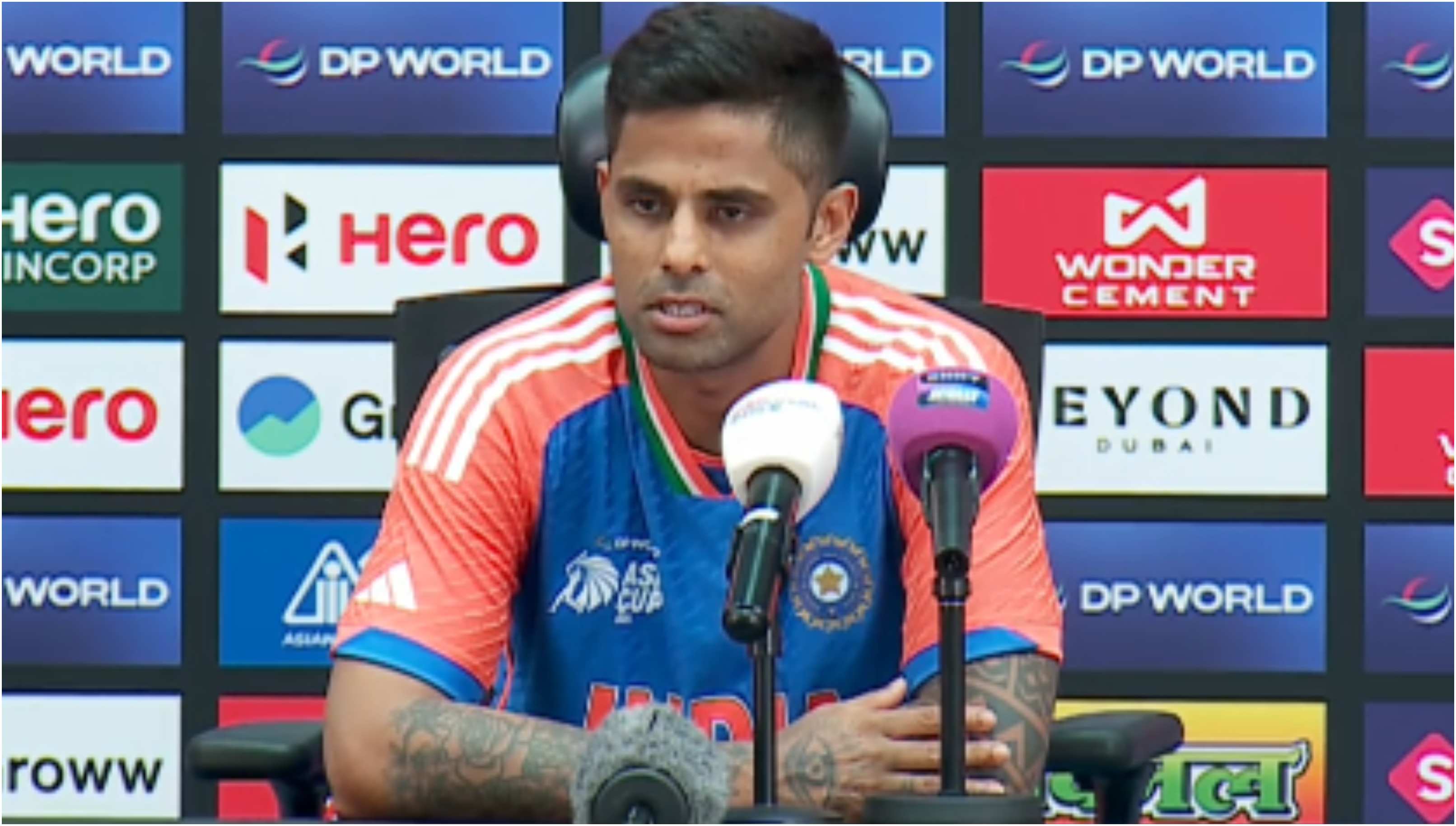 Asia Cup 2025: सूर्यकुमार यादव ने भारत के पाकिस्तान से हाथ न मिलाने पर बयान दिया - ‘कुछ चीजें खेल भावना से भी ऊपर होती हैं’