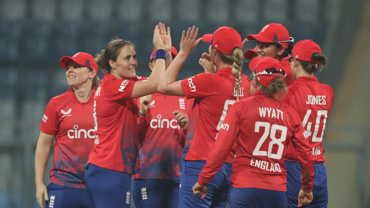 एडवर्ड्स को भरोसा है कि एक्लेस्टोन-स्मिथ भारतीय बल्लेबाजों को परेशान कर सकती हैं