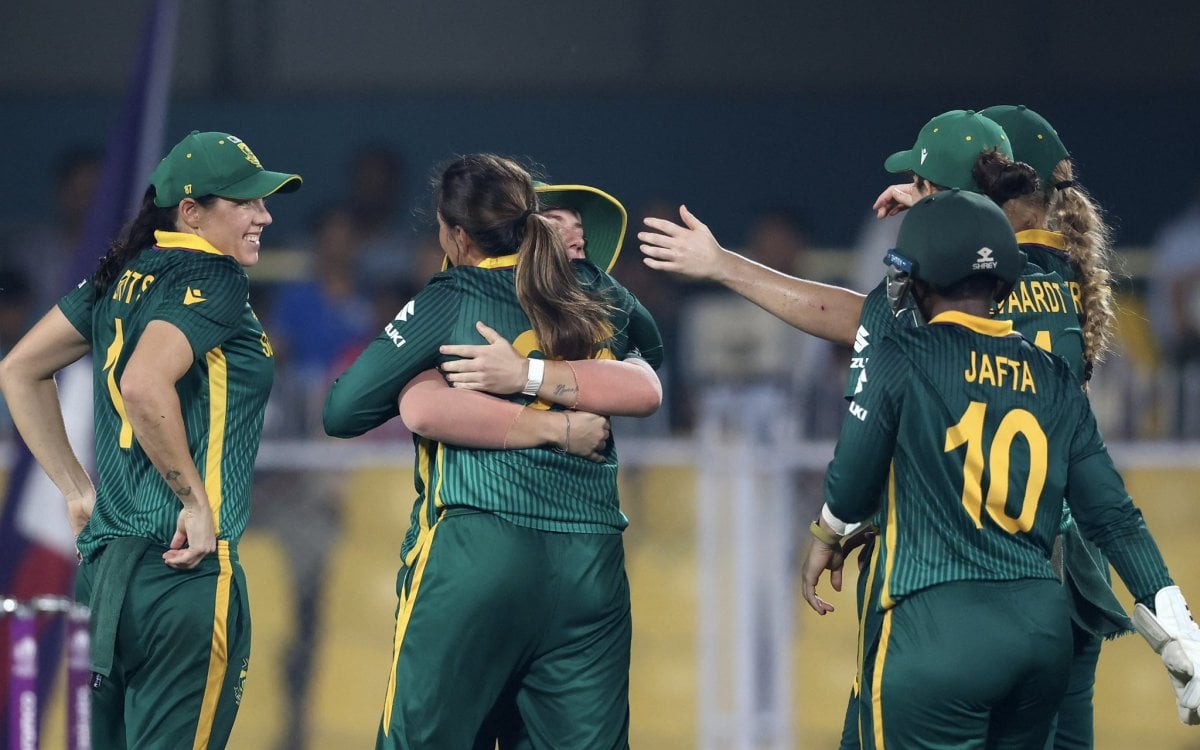 महिला विश्व कप 2025: साउथ अफ्रीका ने इंग्लैंड को सेमीफाइनल में 125 रनों से हराकर इतिहास रचा, पहली बार फाइनल में पहुंची 