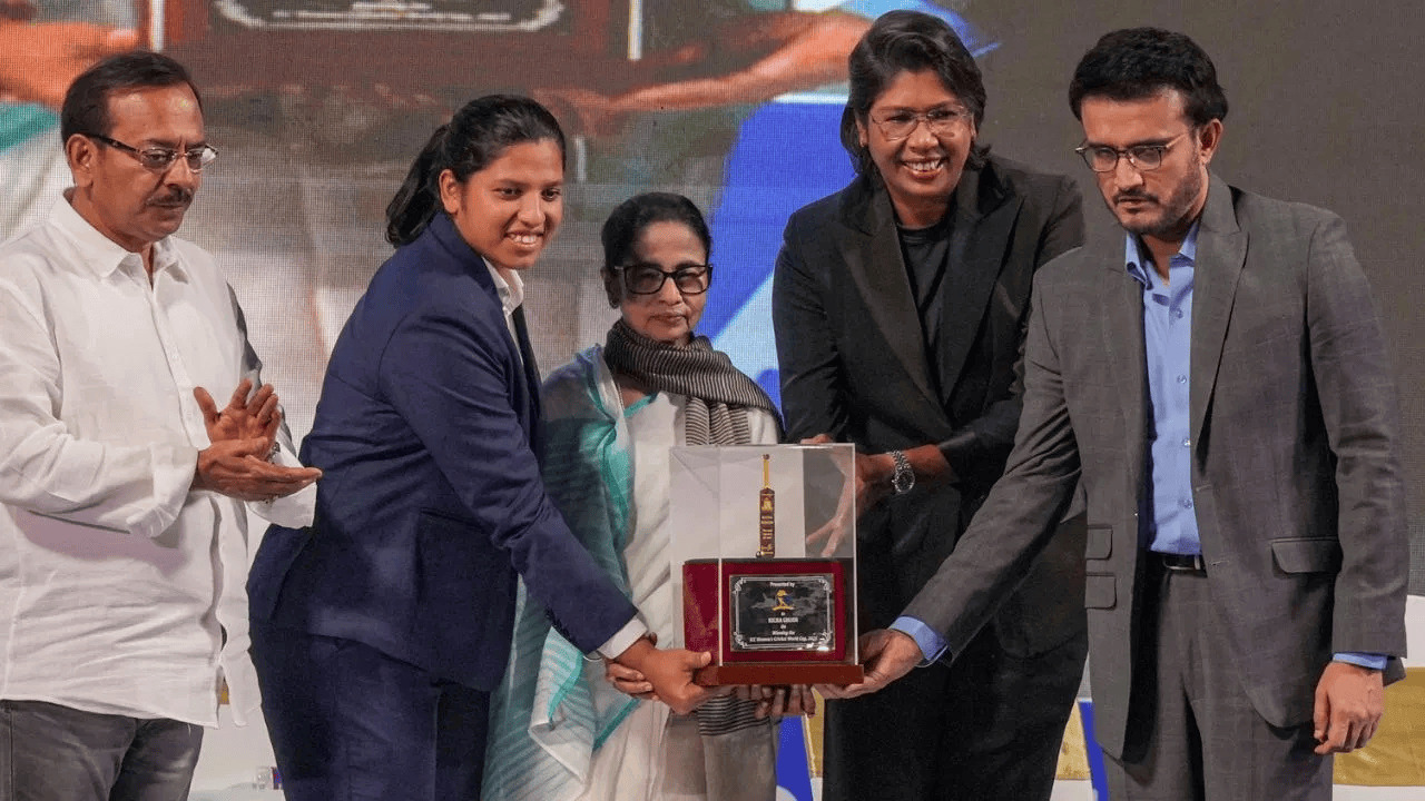 महिला विश्व कप 2025: ऋचा घोष को 34 लाख, सोने की चेन, बंग भूषण और पश्चिम बंगाल सरकार में DSP की नौकरी मिली