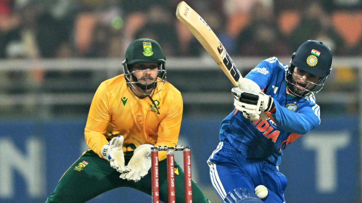 IND vs SA 2025: अक्षर पटेल को बल्लेबाजी क्रम में ऊपर भेजे जाने के बाद तिलक वर्मा ने लचीले बैटिंग ऑर्डर का समर्थन किया