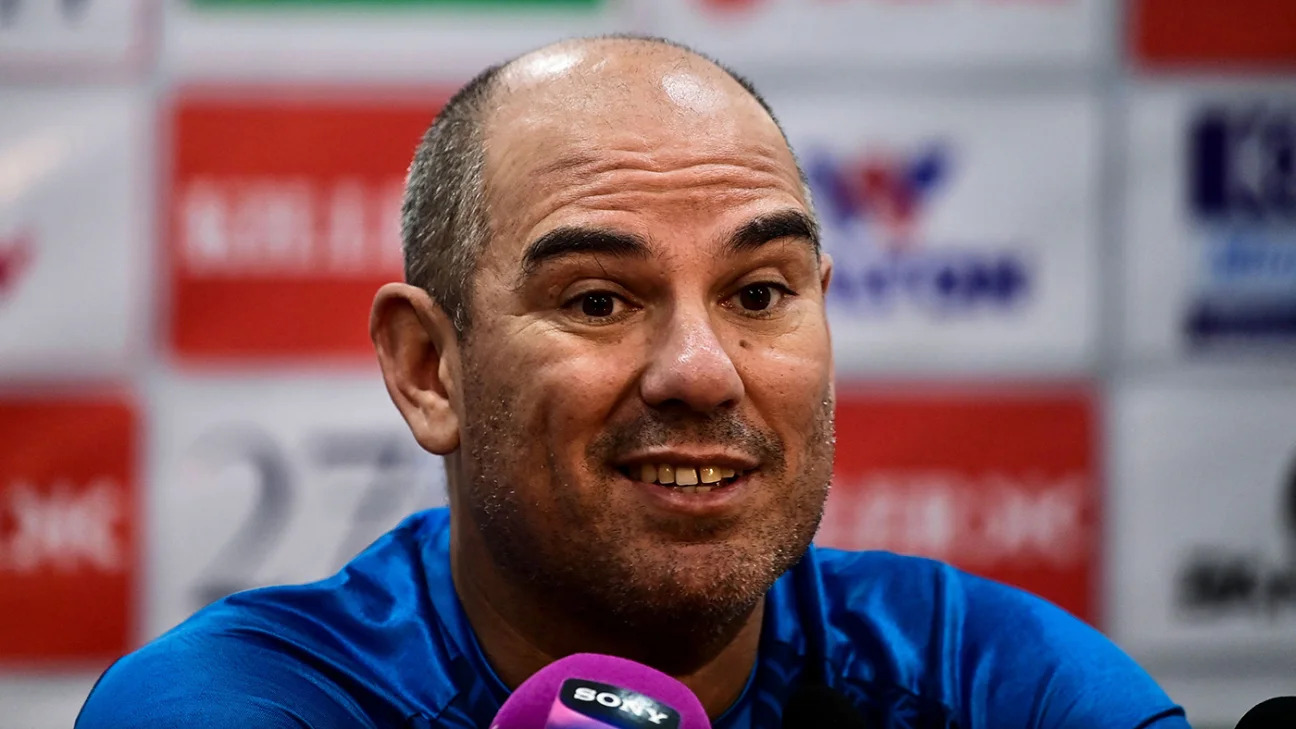 हैम्पशायर ने नए सत्र से पहले रसेल डोमिंगो को मुख्य कोच नियुक्त किया