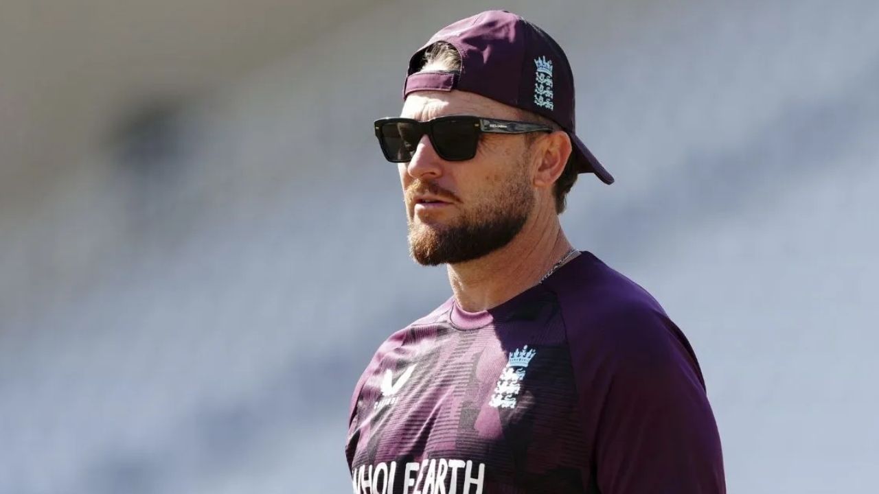 एशेज 2025-26: ऑस्ट्रेलिया के पूर्व स्पिनर ने ईसीबी से ब्रेंडन मैकुलम को मुख्य कोच के पद पर बरकरार रखने का आग्रह किया