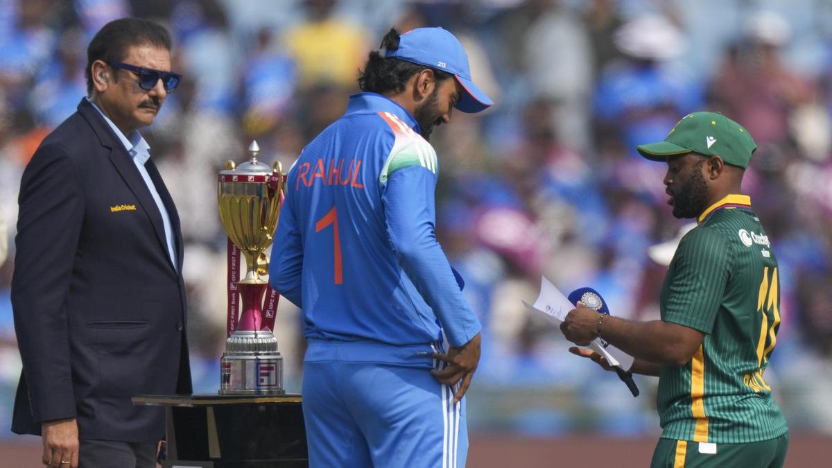 IND vs SA 2025, 2nd ODI: दक्षिण अफ्रीका ने टॉस जीतकर पहले गेंदबाजी चुनी, टेम्बा बावुमा कप्तान के रूप में टीम में लौटे